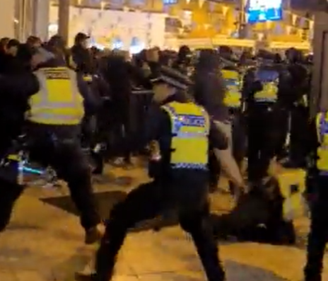 🎥 | Hek is van de dam in Brighton: supporters en politie meppen elkaar de tent uit
