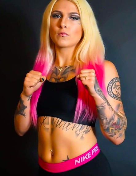 📸🎥 | Pornoster Rebecca Bryggman aka 'Orion Starr' verliest MMA-debuut bij Bellator