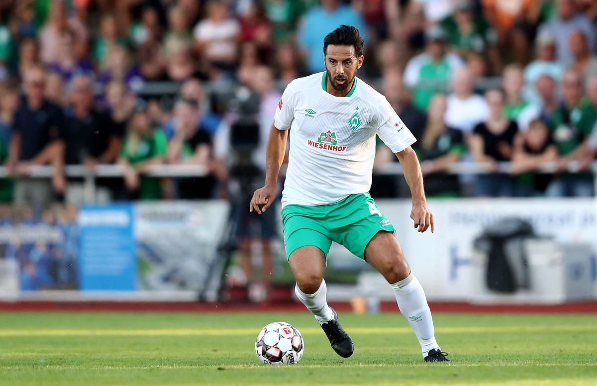 Cultheld Pizarro (40) met late treffer belangrijk voor Werder Bremen en zet record neer