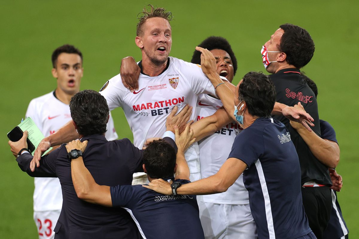 Finale kleurt oranje: Luuk de Jong bezorgt Sevilla de Europa League