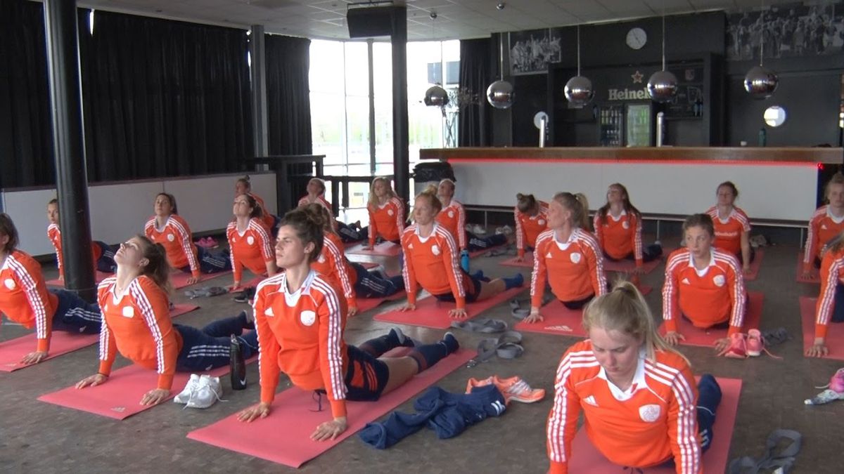 Oranje hockeyvrouwen gebruiken yoga om tot rust te komen (video)