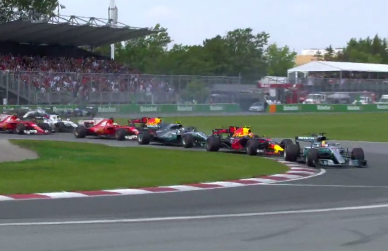 Superstart Verstappen, safety car door crash Sainz en Massa (video)