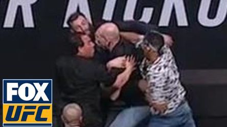 WTF! UFC-vechters beginnen al met stoeien op persconferentie (video)