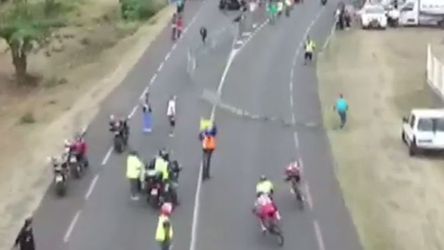 Wraakzuchtige vader tackelt wielrenners met dranghekken in volle sprint (video)