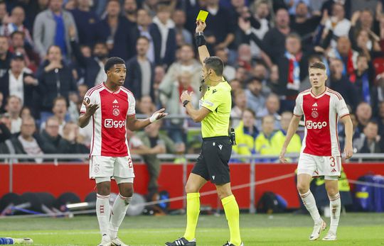 Ajacied Silvano Vos geschorst na 2e gele kaart in de Eredivisie: dit is waarom