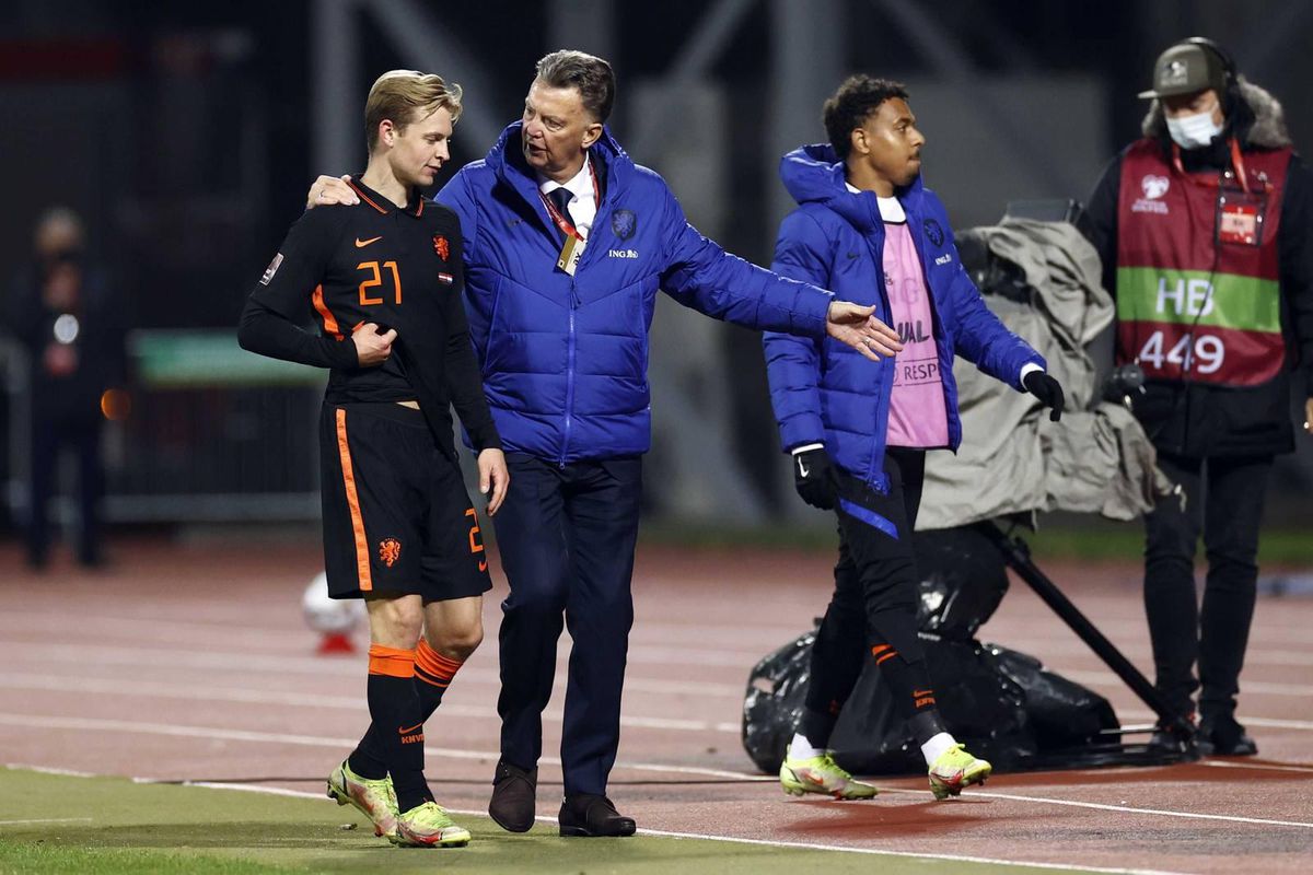 Louis van Gaal over rol Frenkie de Jong: ‘Als ik dat zeg, gaat dat een eigen leven leiden'