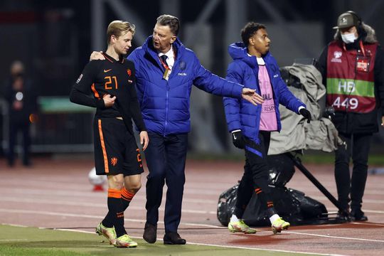 Louis van Gaal over rol Frenkie de Jong: ‘Als ik dat zeg, gaat dat een eigen leven leiden'