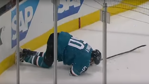 AUW! Smerige ijshockeyer slaat tegenstander vol in z'n zak met stick (video)