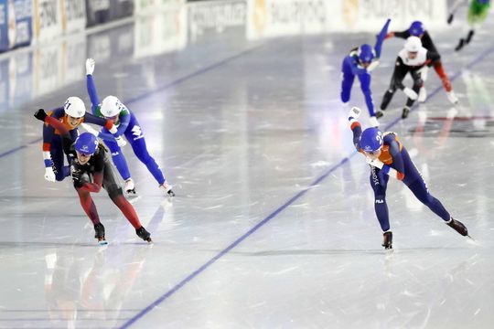 Hoppa! Groenewoud pakt verrassend wereldtitel massastart, brons voor Schouten