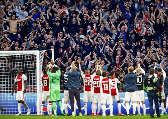 Ajax bij winst Europa League gehuldigd op Museumplein