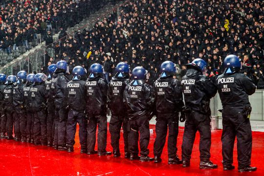 🎥 | Feyenoord-fan dondert in de gracht na goal Sinisterra tegen Union Berlin