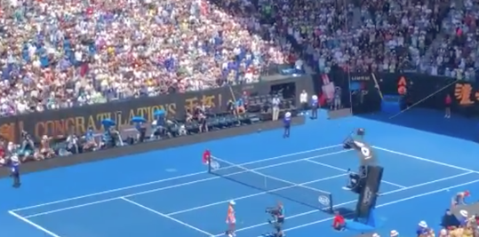 WTF! Camera botst bijna tegen scheids op Australian Open (video)