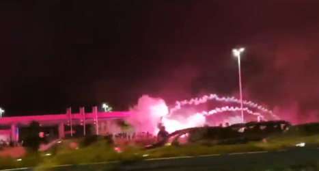 🎥 | Gekkenhuis na derby in Kroatië: hooligans clashen met politie op snelweg