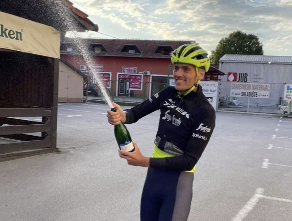 Ultrafietser De Bruijn flikt 't! Nederlander fietst door 8 landen in 24 uur en haalt zo Guinness Book
