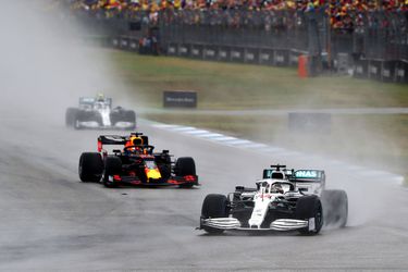 Enorm slechte start voor Verstappen en Gasly, Perez glijdt de muur in (video's)