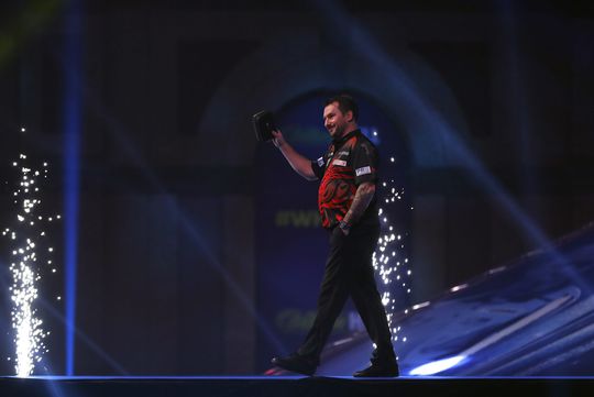 Jonny Clayton verslaat 'Oranje-beul' Damon Heta in Players Championship-finale