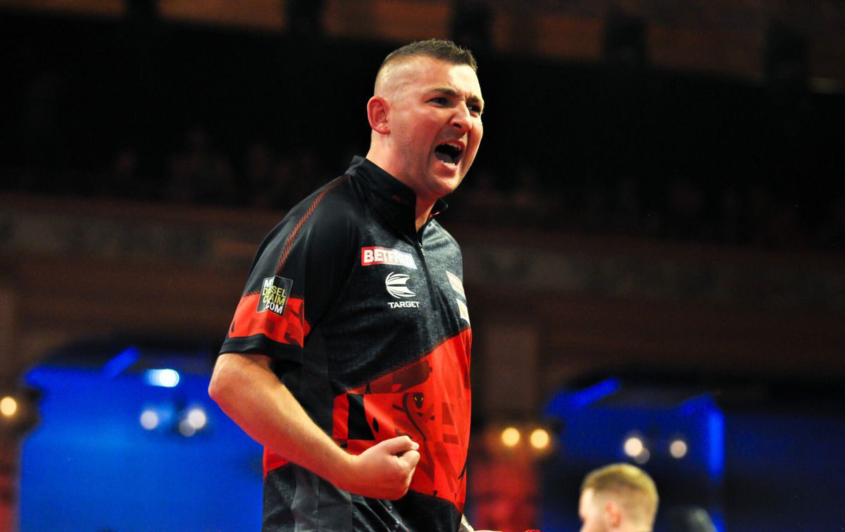 Beau Greaves maakt het Nathan Aspinall heel lastig bij Grand Slam of Darts