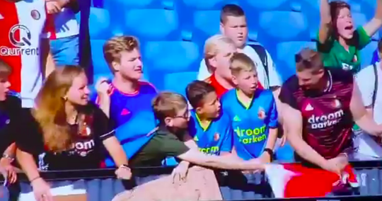 😲🎥 | Feyenoord-fan grist spelershirt uit handen van jonge supporter (en geeft het terug)