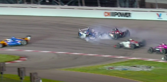 🎥 | Nee! Rinus 'Veekay' veroorzaakt crash bij IndyCar in St. Louis