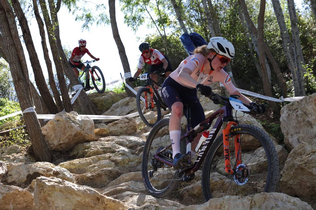 Puck Pieterse schrijft Nederlandse geschiedenis bij wereldbeker mountainbike