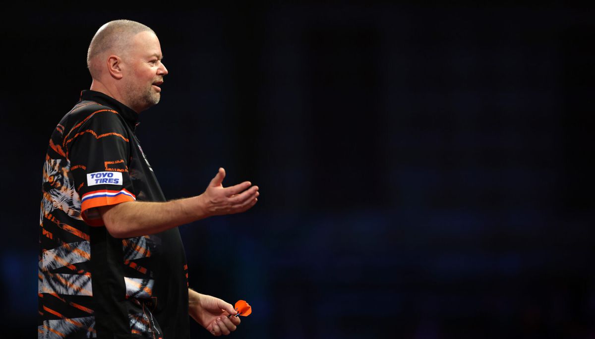 Kopzorgen Raymond van Barneveld voor WK darts: 'Niet makkelijk om in januari op vakantie te gaan'