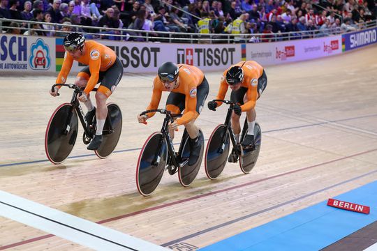 🎥 | Klasbakken! Baanwielrenners pakken wereldrecord én wereldtitel teamsprint