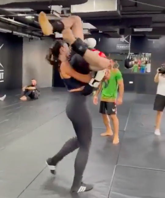 🎥 | Kopje kleiner maken? UFC'er Dvalishvili spart met veel grotere Kavaleva