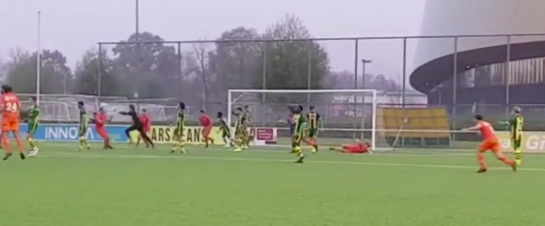 🎥 | Doelman of toch superspits? Amateurkeeper scoort tweede goal in een jaar tijd