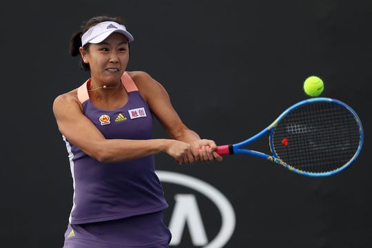 Daar is ze weer! Vermiste tennisster Peng Shuai lacht, feest en deelt handtekeningen uit alsof er niks is gebeurd