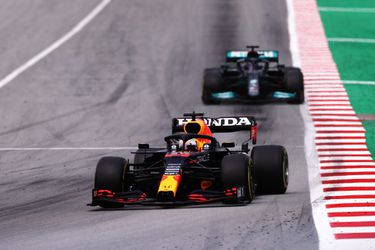 Mercedes slimmer dan Red Bull in Spanje: Hamilton pakt Verstappen in laatste rondjes