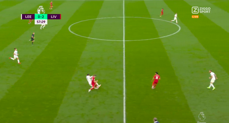 🎥 | Rood! Pascal Struijk zaagt been van Liverpool-speler Harvey Elliott doormidden
