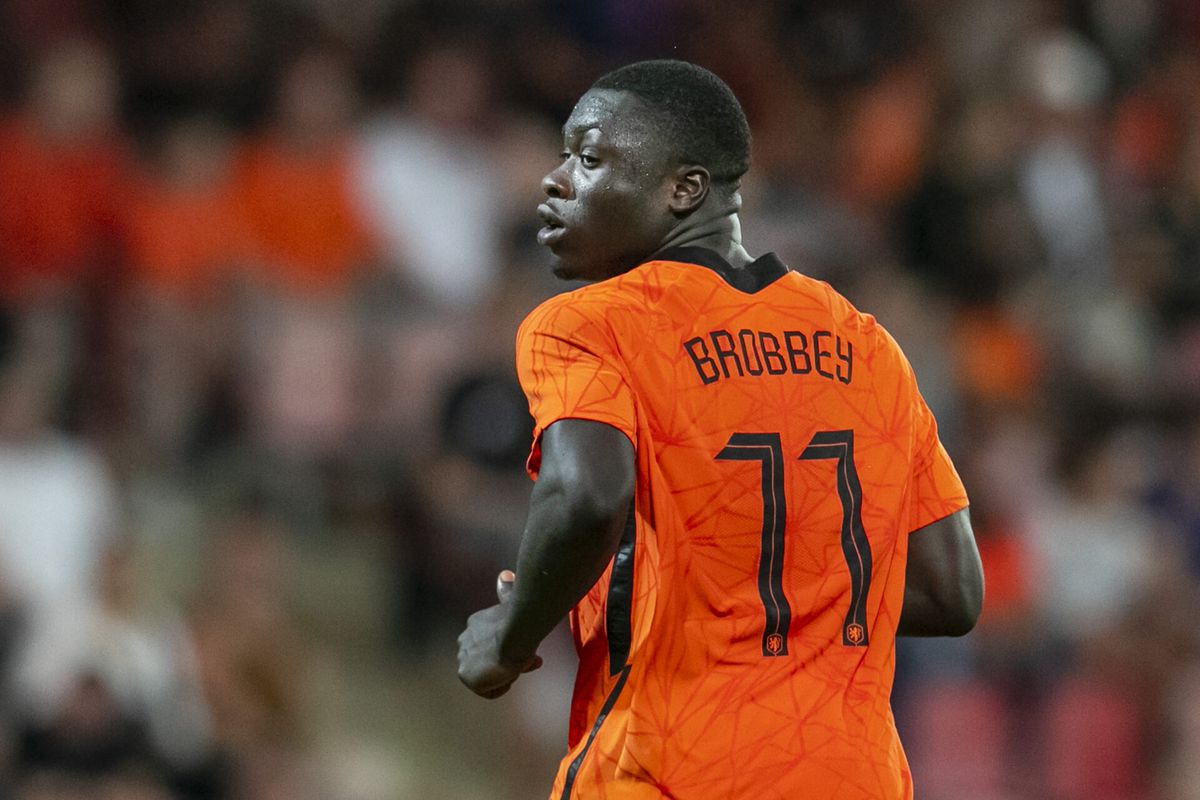 Brian Brobbey verlaat Jong Oranje met blessure