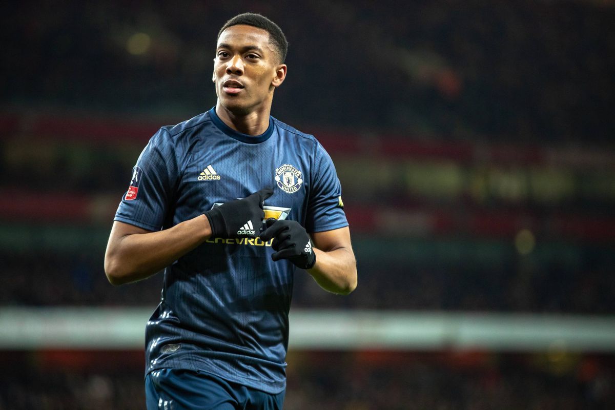 Martial langer bij Manchester United, maar tekent onleesbaar 'nep-contract' (foto)