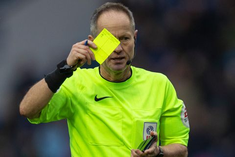 Tijdstraf bij gele kaart kan werkelijkheid worden op profniveau voetballerij