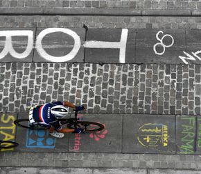 Julian Alaphilippe krijgt fluitconcert én bierdouches bij demonstratie op WK: 'Niet verwacht'