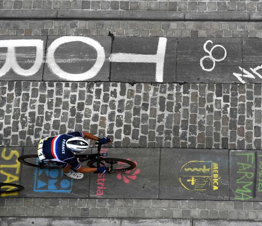Julian Alaphilippe krijgt fluitconcert én bierdouches bij demonstratie op WK: 'Niet verwacht'
