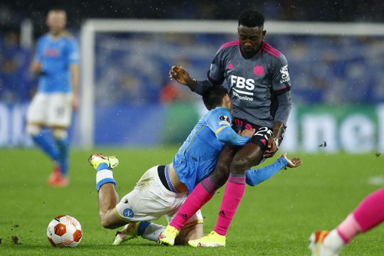 Hirving Lozano breekt tand nadat hij tegen Wilfred Ndidi's dijbeen struikelt