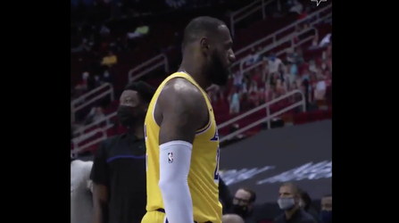 🎥 | LeBron James onthult BIZAR verhaal: dit is waarom hij deze no look 3-punter gooide