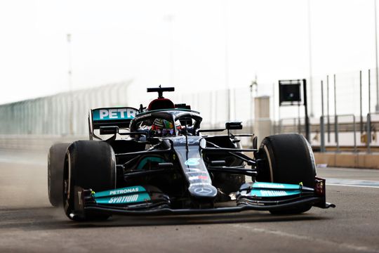 Sjoemelt Mercedes met achtervleugel? FIA gaat het checken: 'Ze gaan er 70 tot 80 kg druk op leggen'