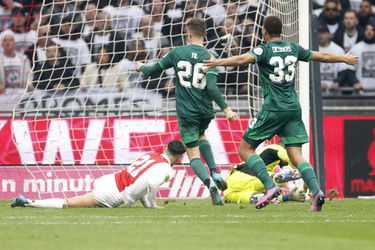 🎥 | Guus Til staat op de juiste plek en tikt Feyenoord op 1-2 tegen Ajax