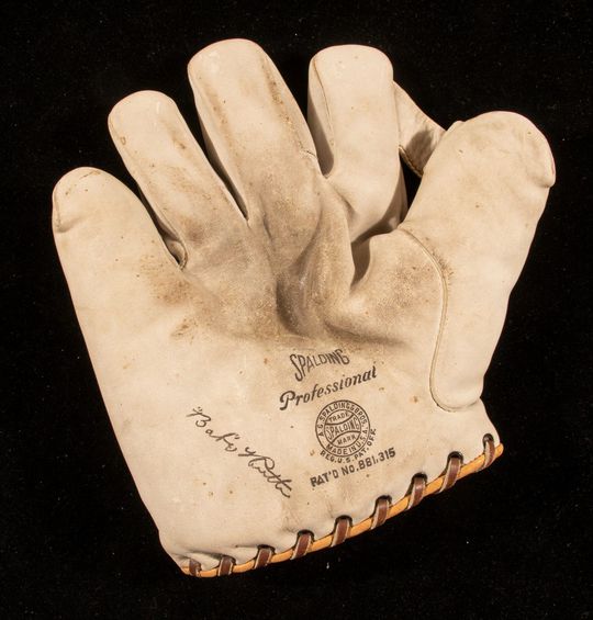 Honkbalhandschoen van legendarische Babe Ruth voor 1,5 miljoen dollar verkocht bij veiling