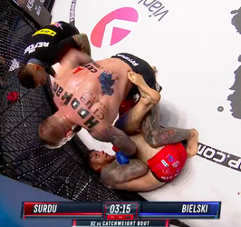 🎥 | KSW: Poolse debutant Krystian Bielski wint op bloederige wijze van 'Dracul'