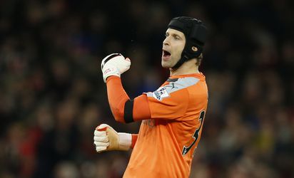 Cech gaat recordboeken in; Arsenal neemt koppositie over