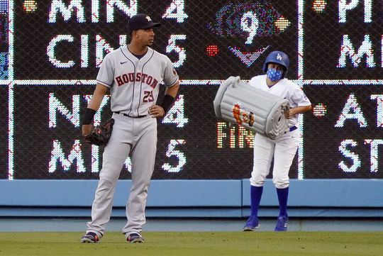 🎥 | LA Dodgers-fans gooien prullenbakken op het veld uit protest tegen Houston Astros