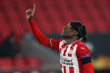 🎥 | PSV vecht zich van 0-2 naar 3-2 en klimt naar plek 2 in de Europa League