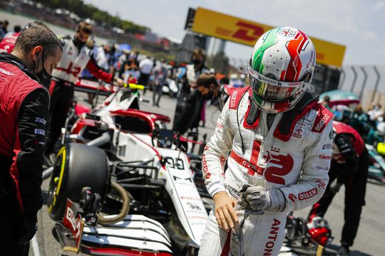 Alfa Romeo gooit Giovinazzi op straat en presenteert eerste Chinese Formule 1-coureur OOIT