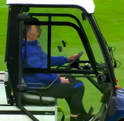 🎥📸 | Strijder! Louis van Gaal leidt training vanuit golfkar met Henk Fraser als chauffeur