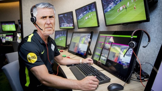 😂 | De beste memes & GIFs over de VAR bij Young Boys - Ajax