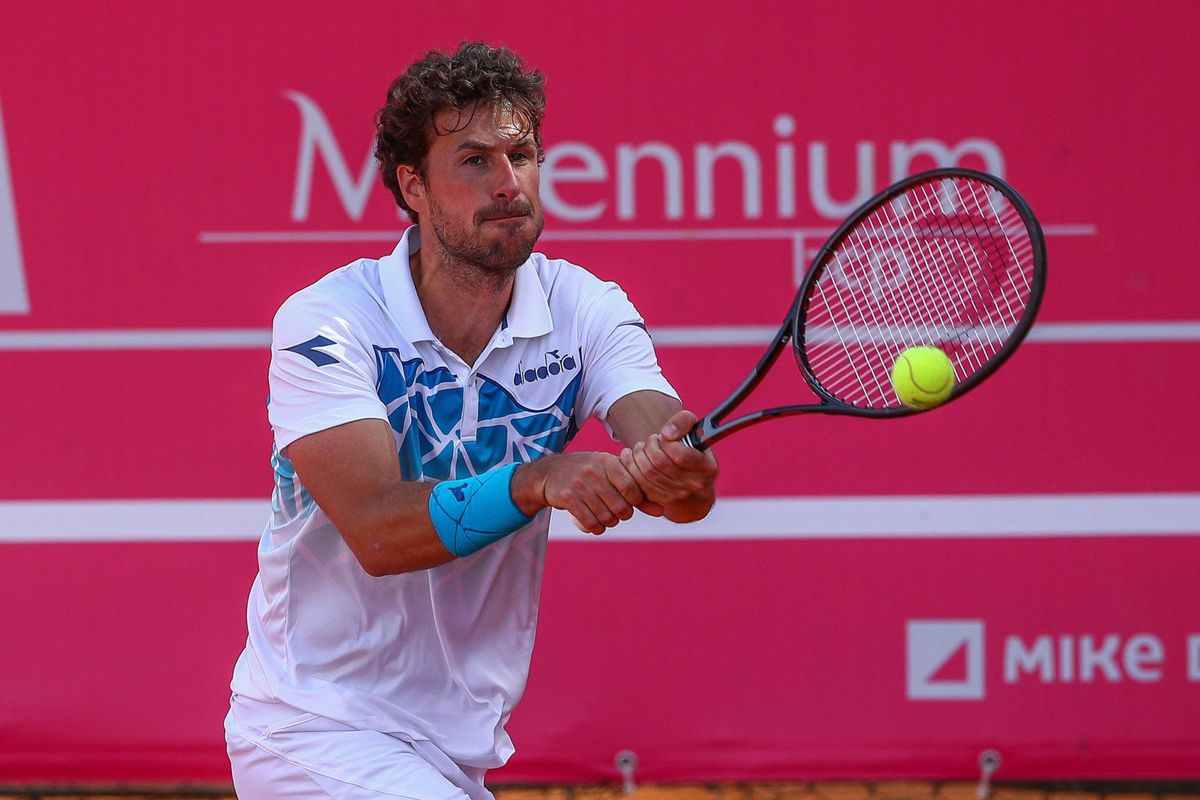 Haase veegt Chung van het gravel en boekt 200ste ATP-zege