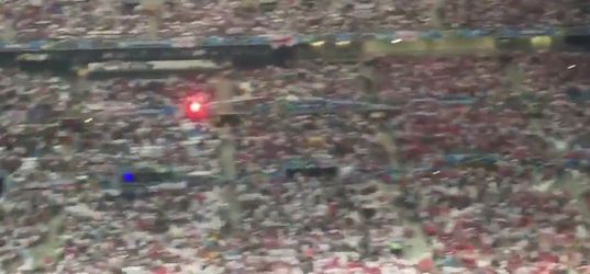 Levensgevaarlijk! Rus schiet vuurpijl in vak met Engelse fans (video)